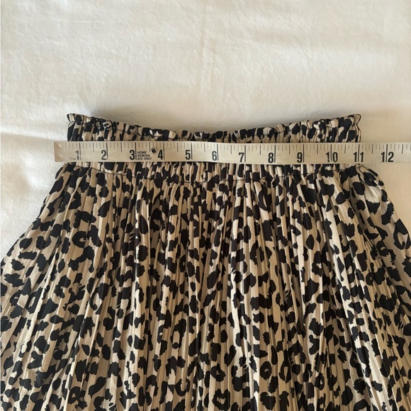 Cheetah print elastic waist mini skirt (no tags) fits like XS - Picture 4 of 5